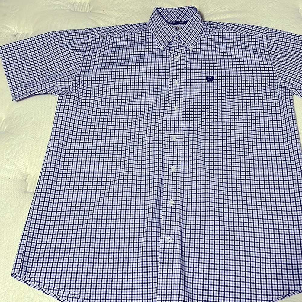 This cinch shirt is in very good condition. It has only been worn a few times.